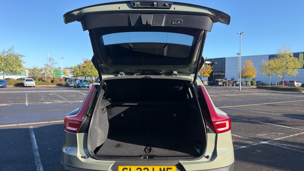 Volvo XC40 2.0 B4P Ultimate Dark 5dr Auto Petrol Estate - Image 14