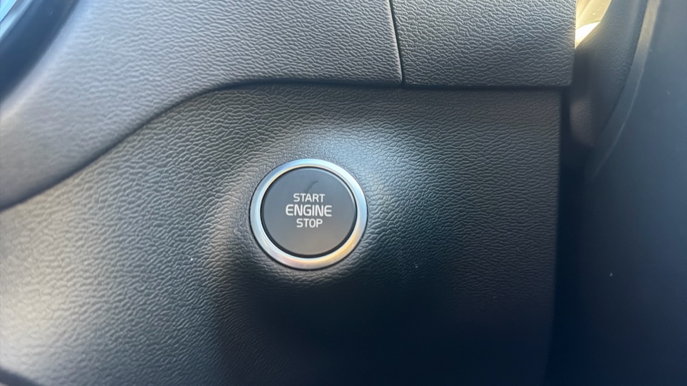 Volvo XC40 2.0 B4P Ultimate Dark 5dr Auto Petrol Estate - Image 28