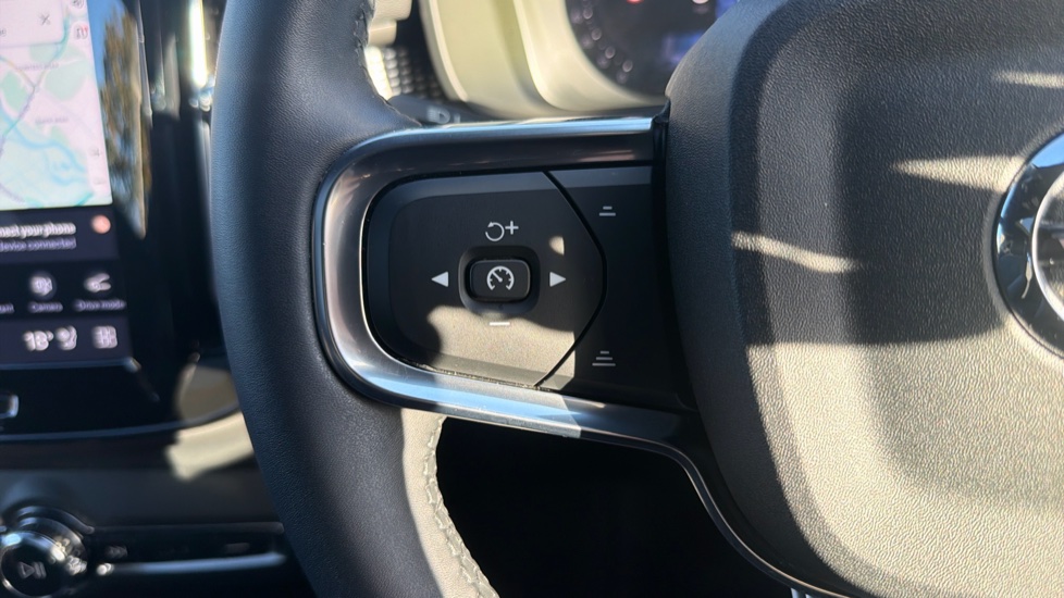 Volvo XC40 2.0 B4P Ultimate Dark 5dr Auto Petrol Estate - Image 31