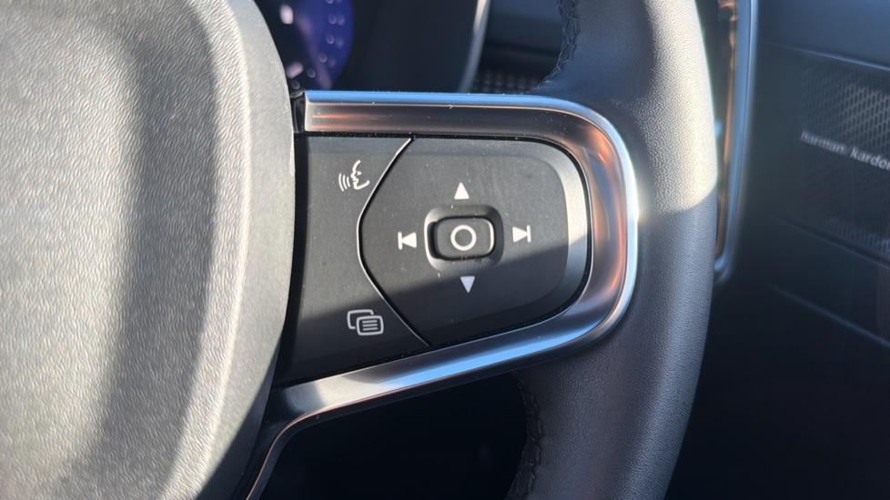 Volvo XC40 2.0 B4P Ultimate Dark 5dr Auto Petrol Estate - Image 32