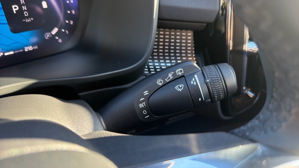 Volvo XC40 2.0 B4P Ultimate Dark 5dr Auto Petrol Estate - Image 33