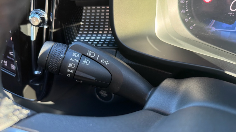 Volvo XC40 2.0 B4P Ultimate Dark 5dr Auto Petrol Estate - Image 34