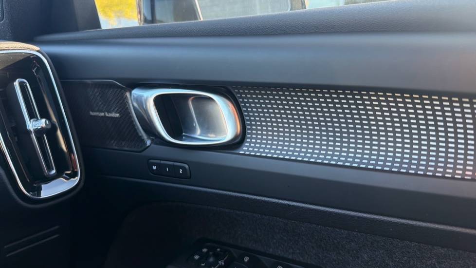 Volvo XC40 2.0 B4P Ultimate Dark 5dr Auto Petrol Estate - Image 35