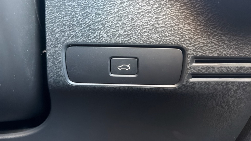 Volvo XC40 2.0 B4P Ultimate Dark 5dr Auto Petrol Estate - Image 37