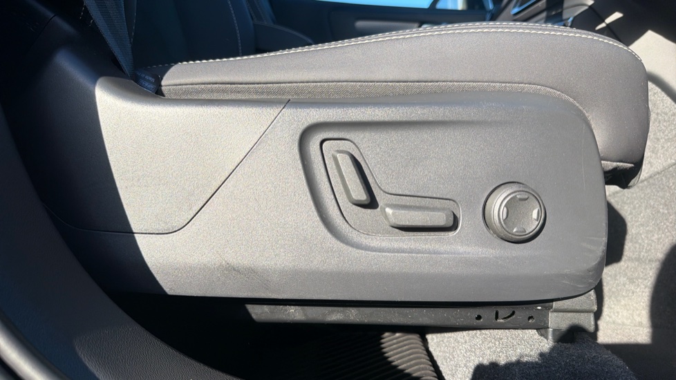 Volvo XC40 2.0 B4P Ultimate Dark 5dr Auto Petrol Estate - Image 38