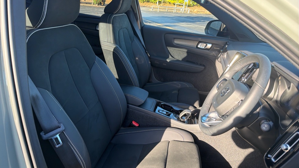 Volvo XC40 2.0 B4P Ultimate Dark 5dr Auto Petrol Estate - Image 39