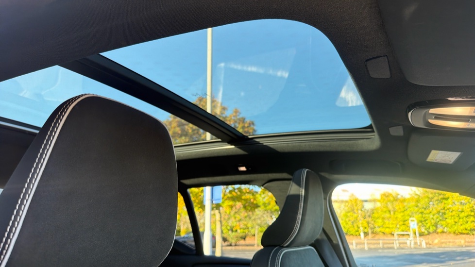 Volvo XC40 2.0 B4P Ultimate Dark 5dr Auto Petrol Estate - Image 40