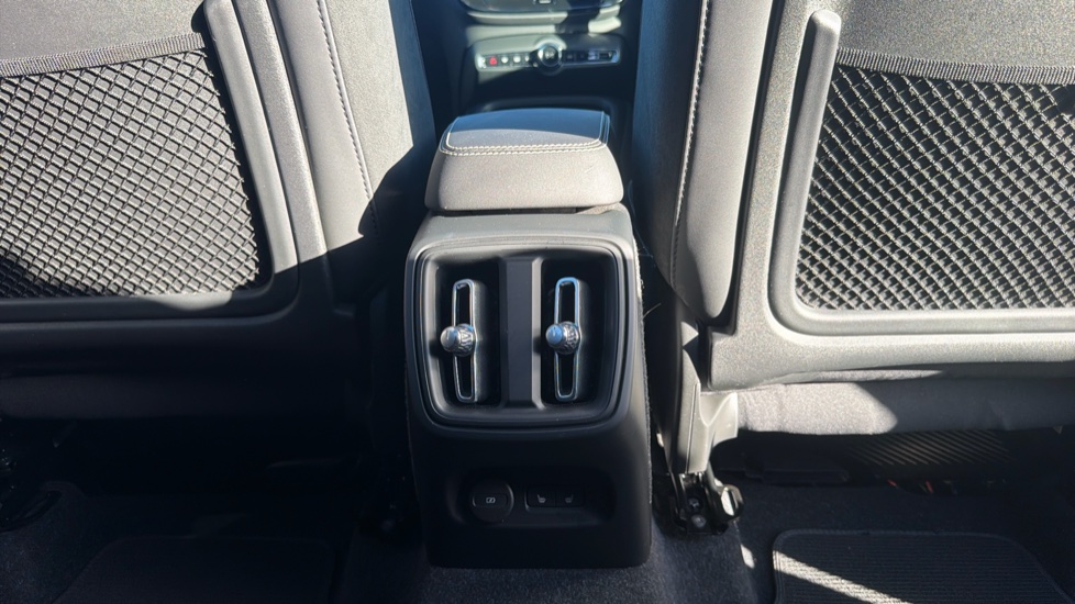 Volvo XC40 2.0 B4P Ultimate Dark 5dr Auto Petrol Estate - Image 41