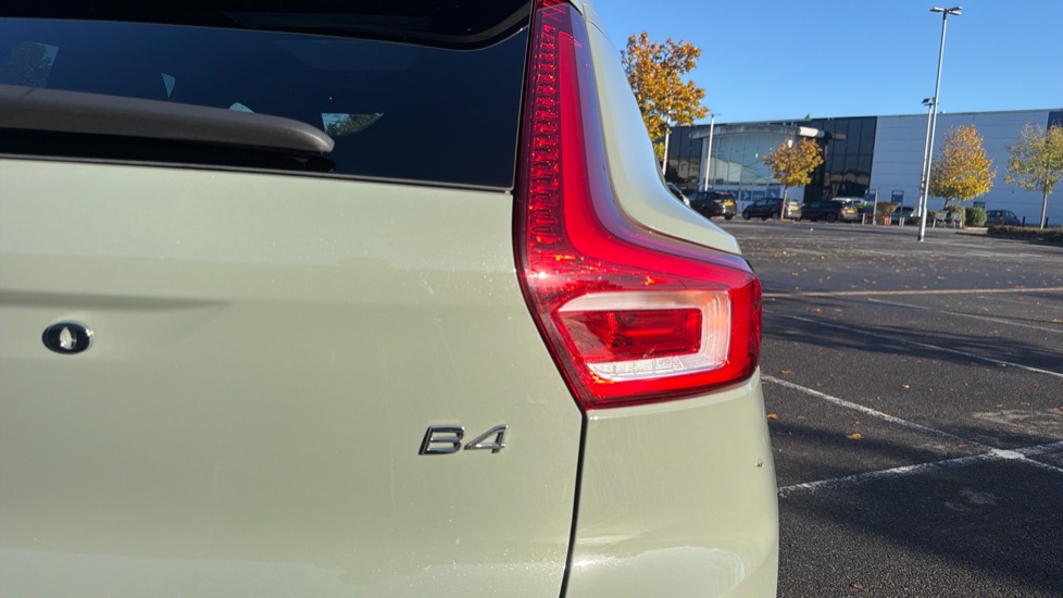 Volvo XC40 2.0 B4P Ultimate Dark 5dr Auto Petrol Estate - Image 46