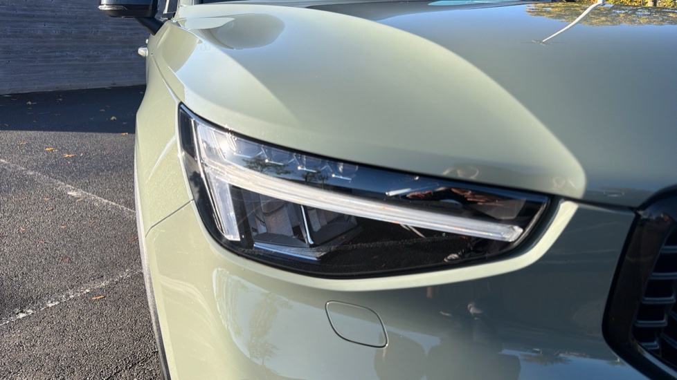 Volvo XC40 2.0 B4P Ultimate Dark 5dr Auto Petrol Estate - Image 47