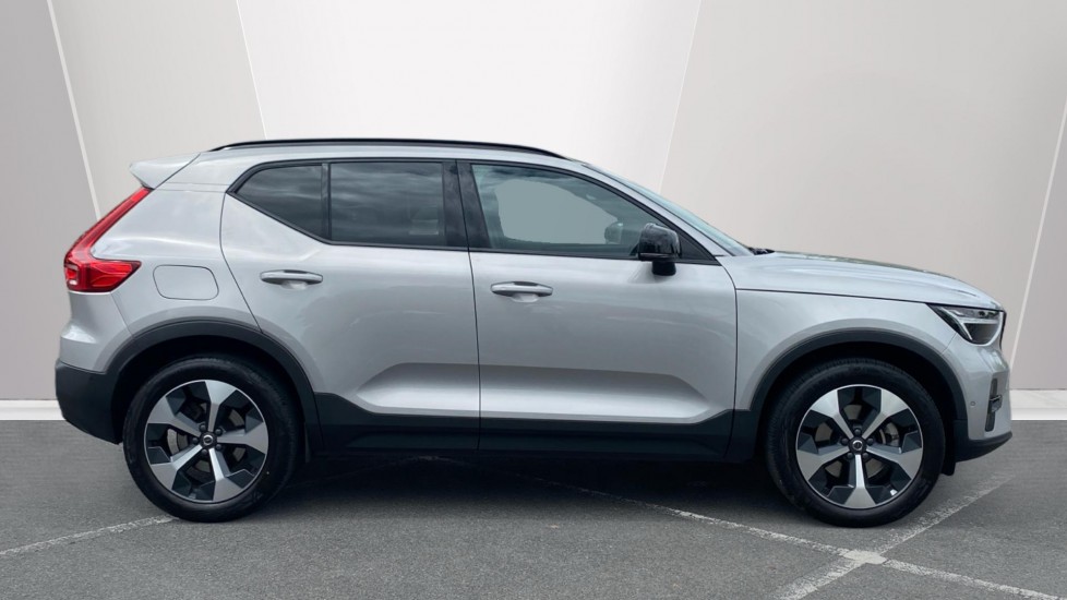 Volvo XC40 2.0 B4P Ultimate Dark 5dr Auto Petrol Estate - Image 3