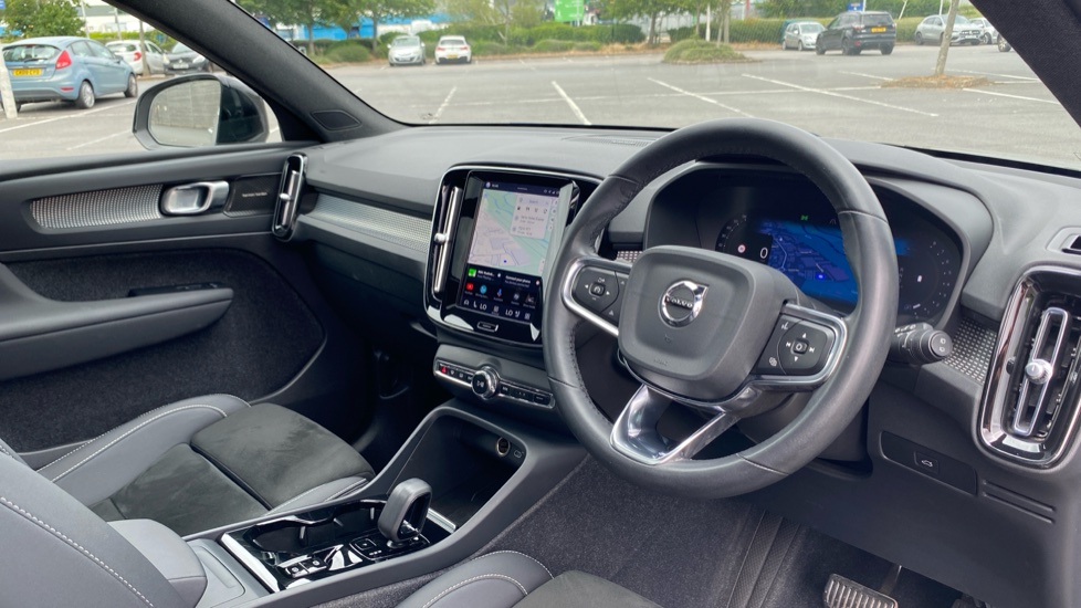 Volvo XC40 2.0 B4P Ultimate Dark 5dr Auto Petrol Estate - Image 4