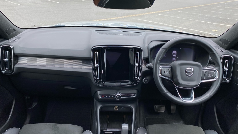 Volvo XC40 2.0 B4P Ultimate Dark 5dr Auto Petrol Estate - Image 5