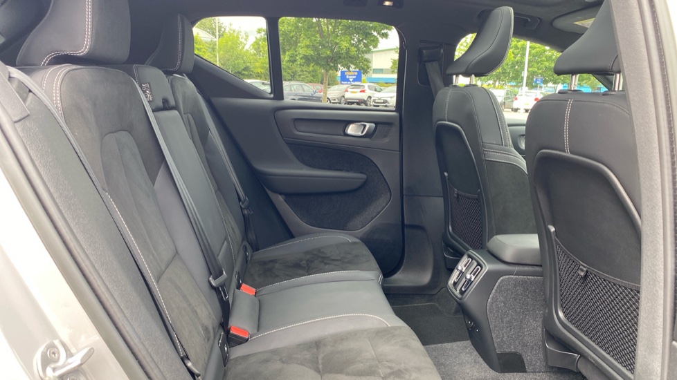 Volvo XC40 2.0 B4P Ultimate Dark 5dr Auto Petrol Estate - Image 6