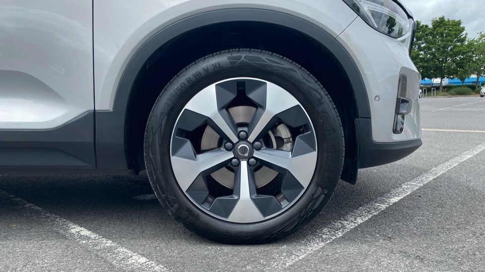 Volvo XC40 2.0 B4P Ultimate Dark 5dr Auto Petrol Estate - Image 9