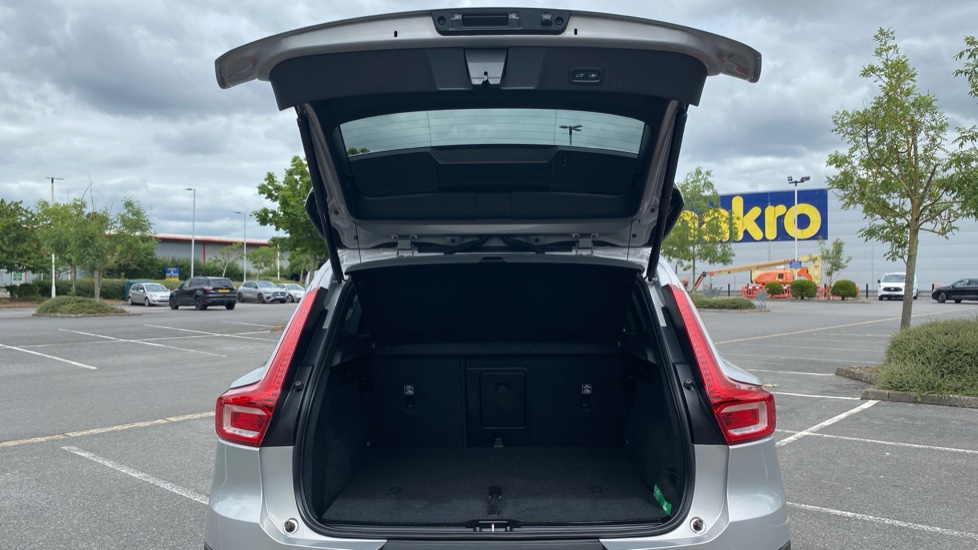 Volvo XC40 2.0 B4P Ultimate Dark 5dr Auto Petrol Estate - Image 13
