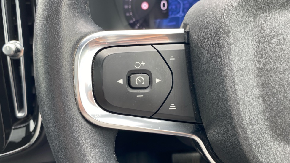 Volvo XC40 2.0 B4P Ultimate Dark 5dr Auto Petrol Estate - Image 30