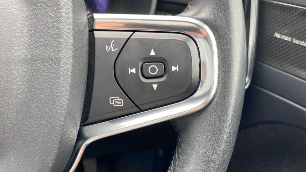 Volvo XC40 2.0 B4P Ultimate Dark 5dr Auto Petrol Estate - Image 31