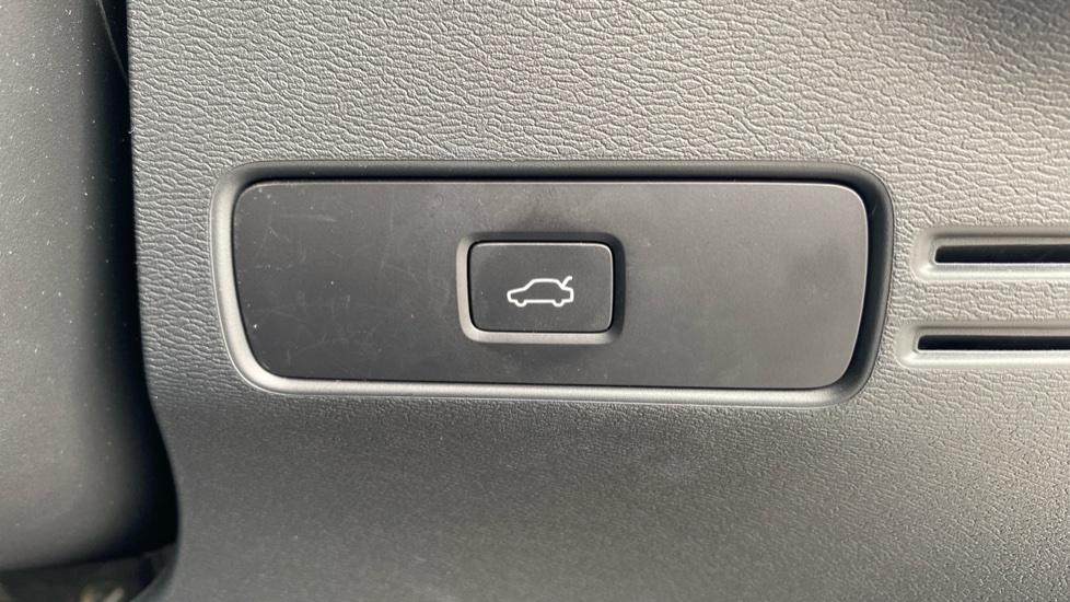 Volvo XC40 2.0 B4P Ultimate Dark 5dr Auto Petrol Estate - Image 36