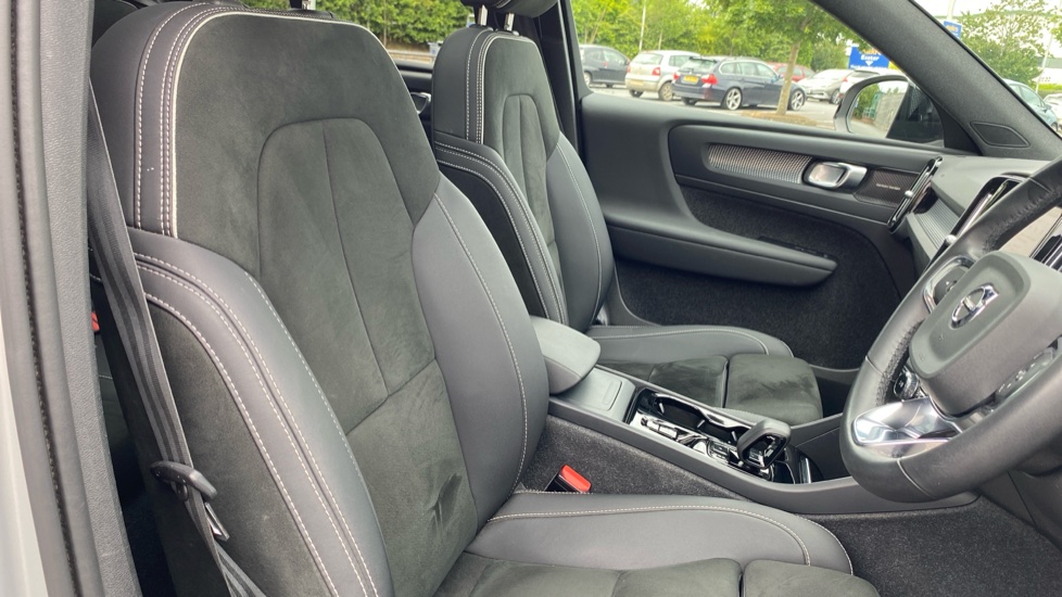 Volvo XC40 2.0 B4P Ultimate Dark 5dr Auto Petrol Estate - Image 38