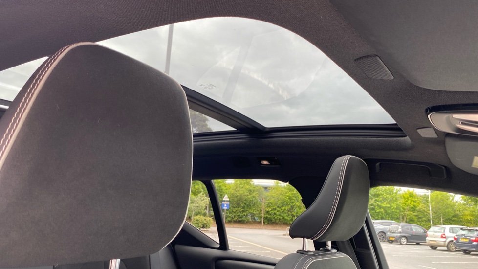 Volvo XC40 2.0 B4P Ultimate Dark 5dr Auto Petrol Estate - Image 39