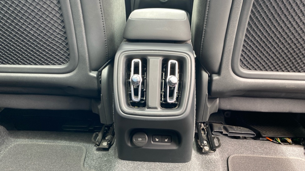 Volvo XC40 2.0 B4P Ultimate Dark 5dr Auto Petrol Estate - Image 40