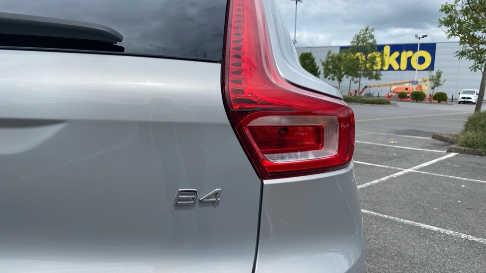 Volvo XC40 2.0 B4P Ultimate Dark 5dr Auto Petrol Estate - Image 45