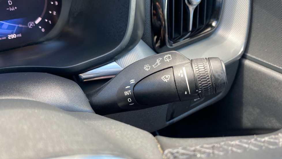 Volvo XC60 2.0 B5P Core 5dr AWD Geartronic Petrol Estate - Image 30