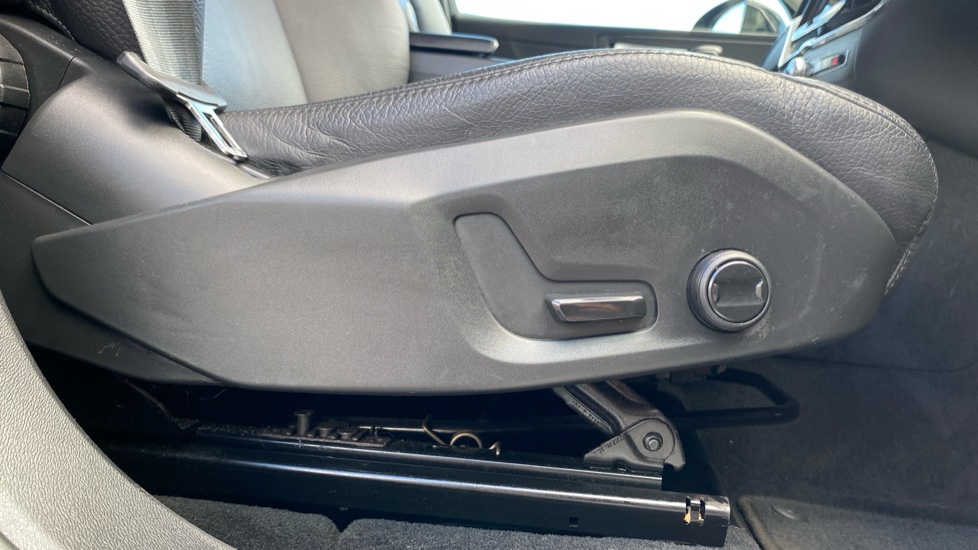 Volvo XC60 2.0 B5P Core 5dr AWD Geartronic Petrol Estate - Image 35