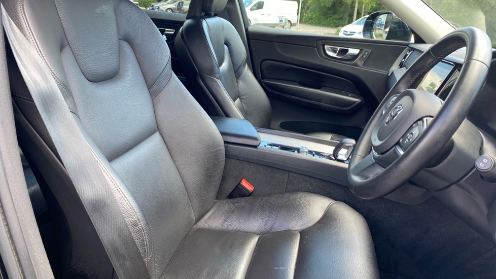 Volvo XC60 2.0 B5P Core 5dr AWD Geartronic Petrol Estate - Image 36