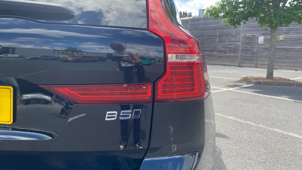 Volvo XC60 2.0 B5P Core 5dr AWD Geartronic Petrol Estate - Image 42
