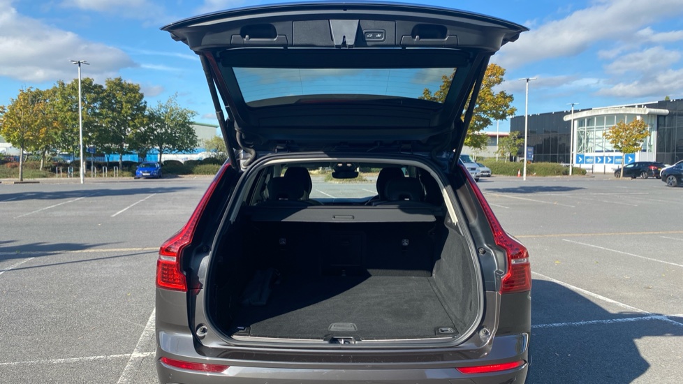 Volvo XC60 2.0 B4D Plus Dark 5dr AWD Geartronic Diesel Estate - Image 14