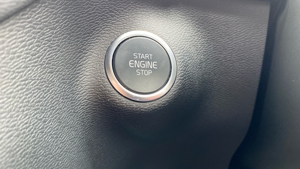 Volvo XC40 2.0 B4P Plus Dark 5dr Auto Petrol Estate - Image 27