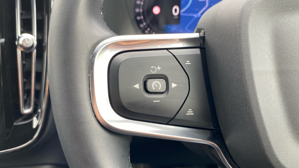 Volvo XC40 2.0 B4P Plus Dark 5dr Auto Petrol Estate - Image 30