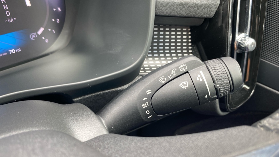 Volvo XC40 2.0 B4P Plus Dark 5dr Auto Petrol Estate - Image 32