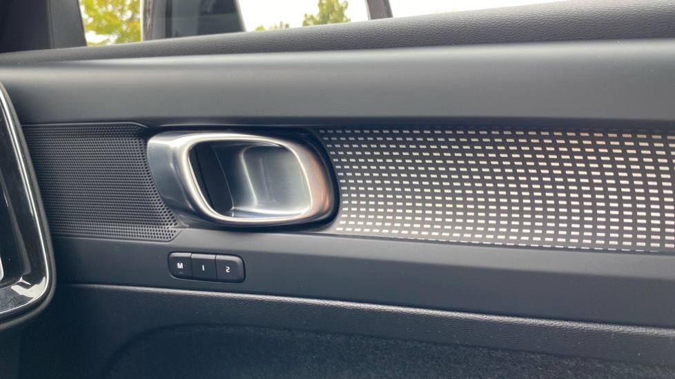 Volvo XC40 2.0 B4P Plus Dark 5dr Auto Petrol Estate - Image 34