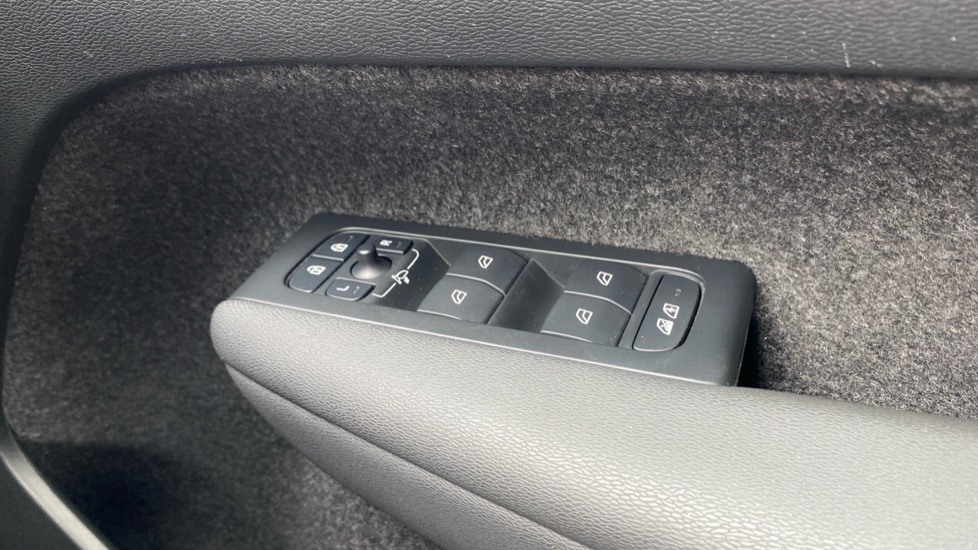 Volvo XC40 2.0 B4P Plus Dark 5dr Auto Petrol Estate - Image 35