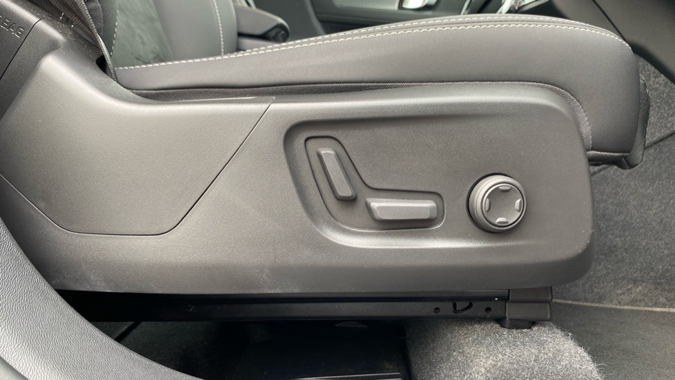 Volvo XC40 2.0 B4P Plus Dark 5dr Auto Petrol Estate - Image 37
