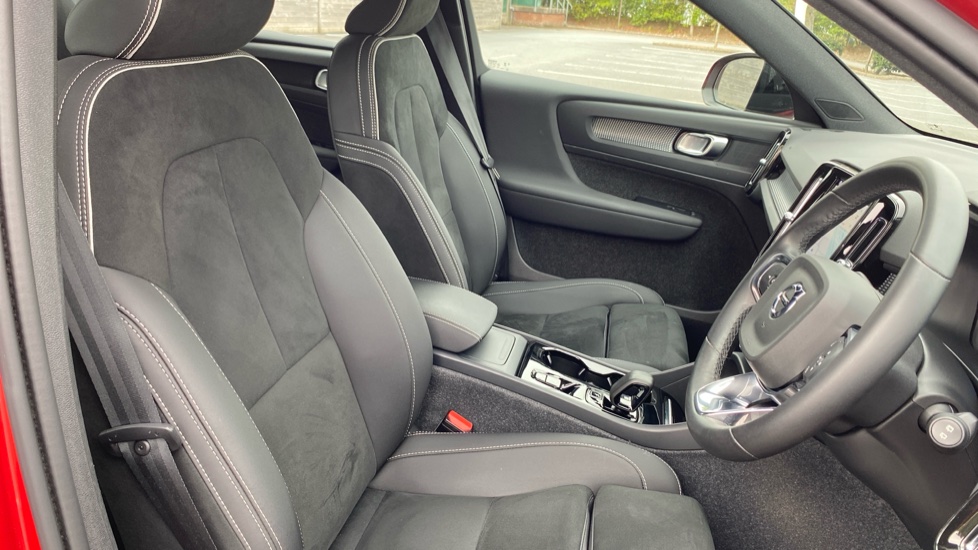 Volvo XC40 2.0 B4P Plus Dark 5dr Auto Petrol Estate - Image 38