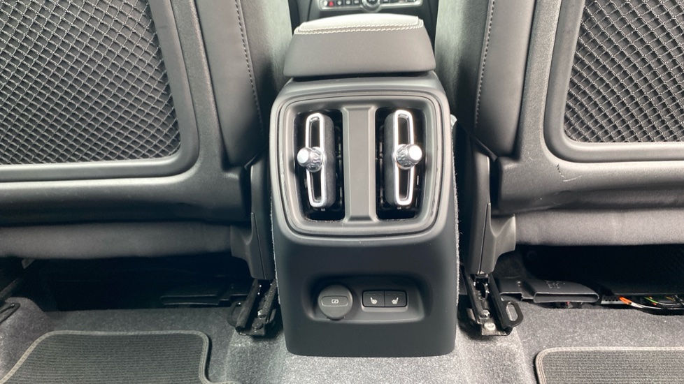 Volvo XC40 2.0 B4P Plus Dark 5dr Auto Petrol Estate - Image 39