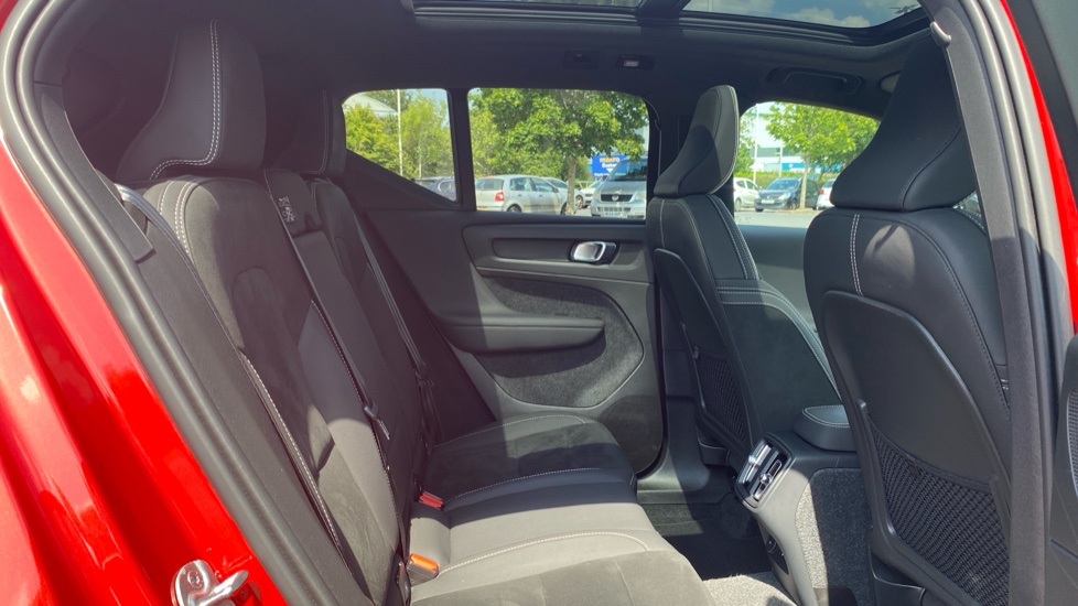 Volvo XC40 2.0 B4P Ultimate Dark 5dr Auto Petrol Estate - Image 7