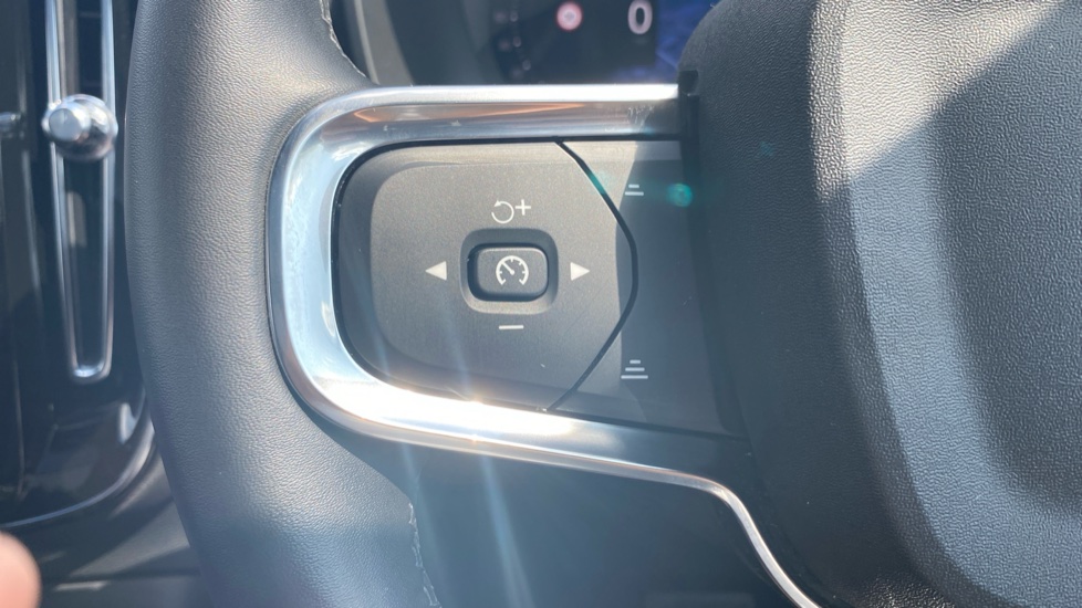 Volvo XC40 2.0 B4P Ultimate Dark 5dr Auto Petrol Estate - Image 31
