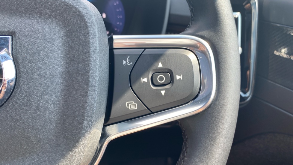 Volvo XC40 2.0 B4P Ultimate Dark 5dr Auto Petrol Estate - Image 32