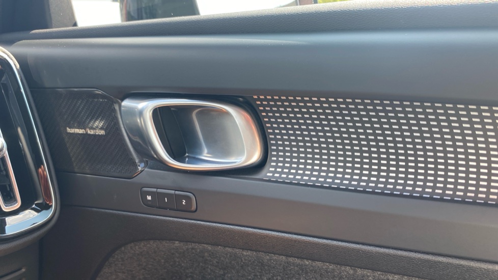 Volvo XC40 2.0 B4P Ultimate Dark 5dr Auto Petrol Estate - Image 35