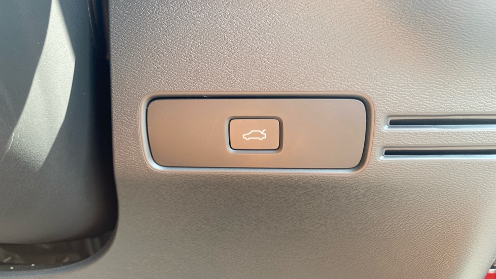 Volvo XC40 2.0 B4P Ultimate Dark 5dr Auto Petrol Estate - Image 37