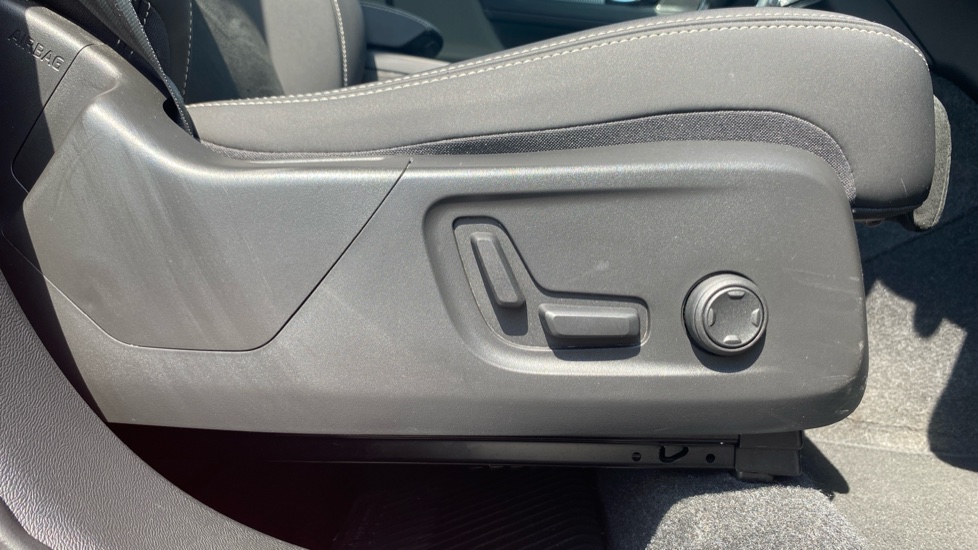 Volvo XC40 2.0 B4P Ultimate Dark 5dr Auto Petrol Estate - Image 38
