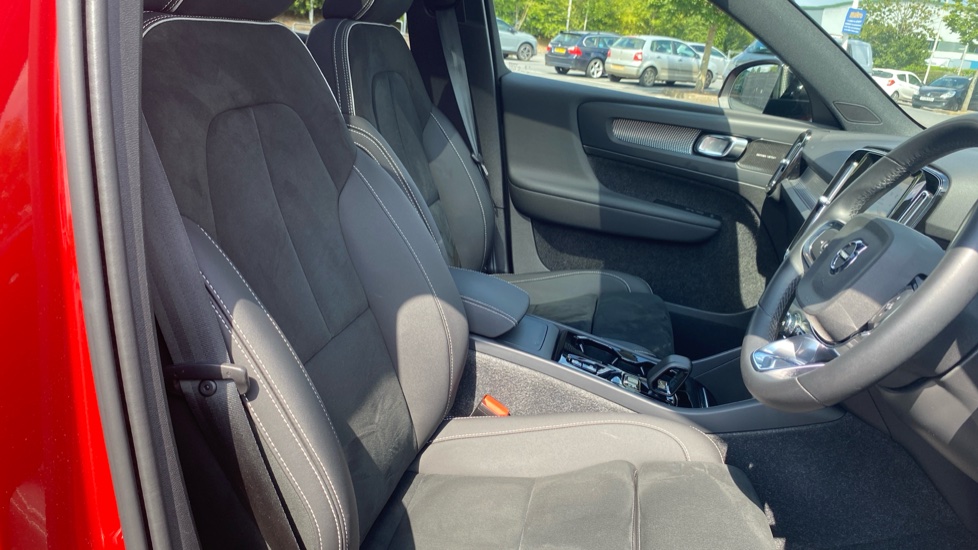Volvo XC40 2.0 B4P Ultimate Dark 5dr Auto Petrol Estate - Image 39