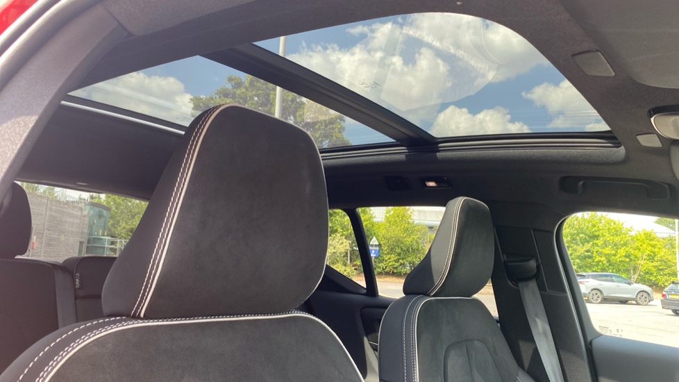 Volvo XC40 2.0 B4P Ultimate Dark 5dr Auto Petrol Estate - Image 40