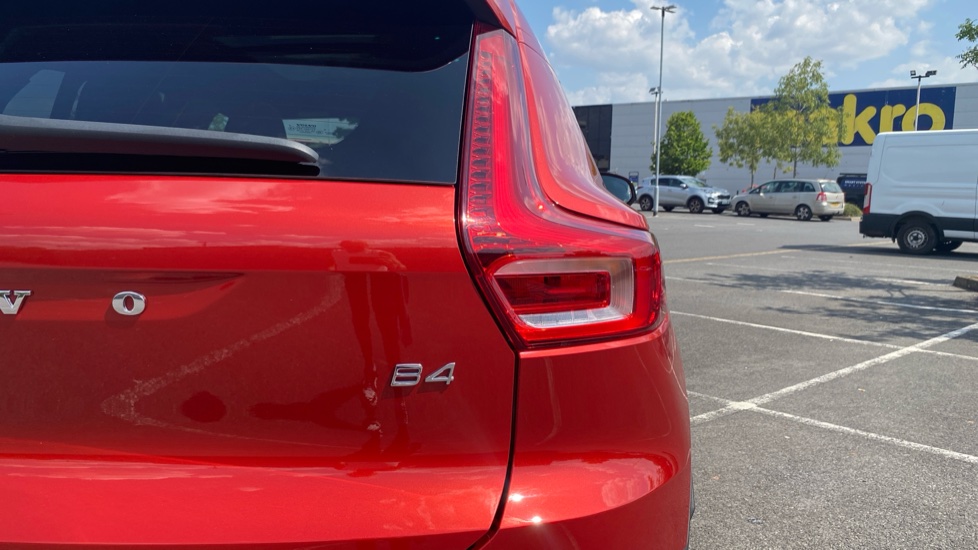 Volvo XC40 2.0 B4P Ultimate Dark 5dr Auto Petrol Estate - Image 46