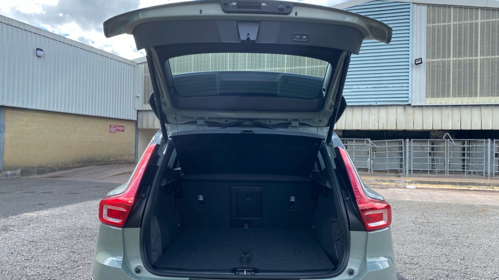 Volvo XC40 2.0 B3P Plus Dark 5dr Auto Petrol Estate - Image 13